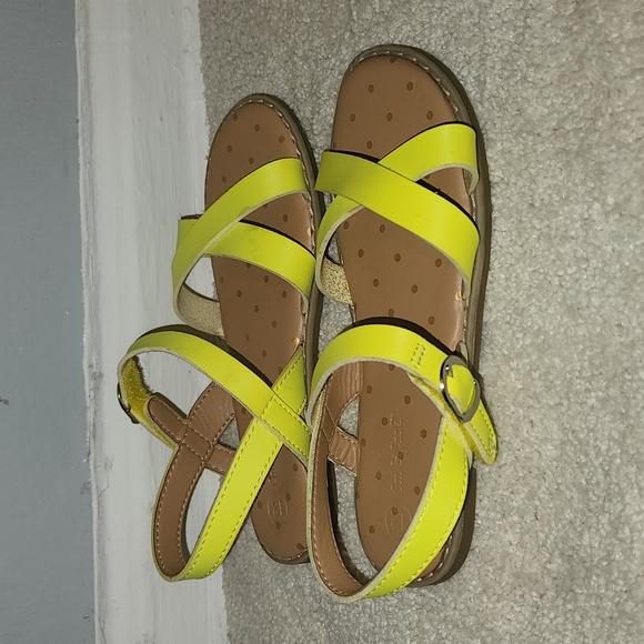 Girls sandal...lime green with velcro closure - Picture 3 of 3